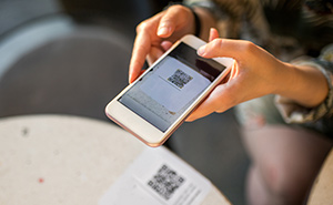 Smartphone beim Scannen eines GiroCodes